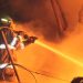 Bomberos controla incendio de recicladora y chatarrera en Ciudad Credisa, en Soyapango