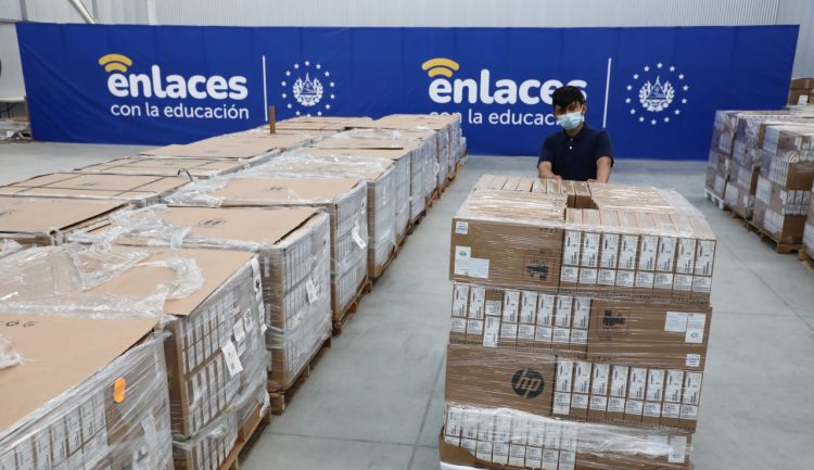 Las computadoras se encuentran en instalaciones donde son preparadas por equipos técnicos. Foto: Luis Umaña
