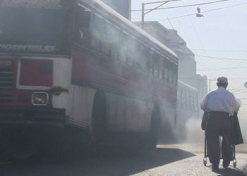 Diputados aprueban que buses viejos sigan circulando por un año más