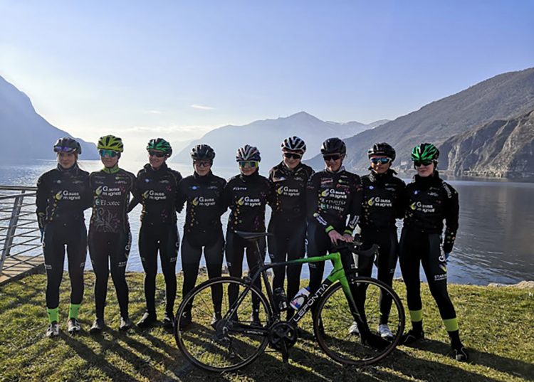 La ciclista salvadoreña Serena Torres (2a. de Der. a Izq. competirá este domingo con el Team Gauss, que el reinicio de las competencias tras la pandemia. Foto Cortesía Manuel Rebollo.