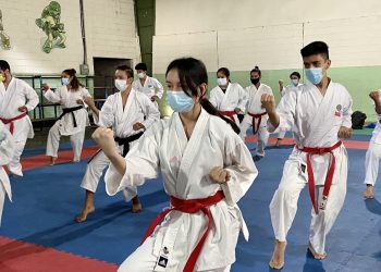 Karatecas y entrenadores de karate do actualizaron técnicas de katas