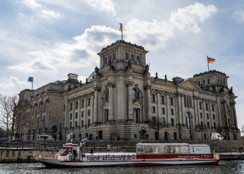 Francia y Alemania imponen restricciones contra la pandemia