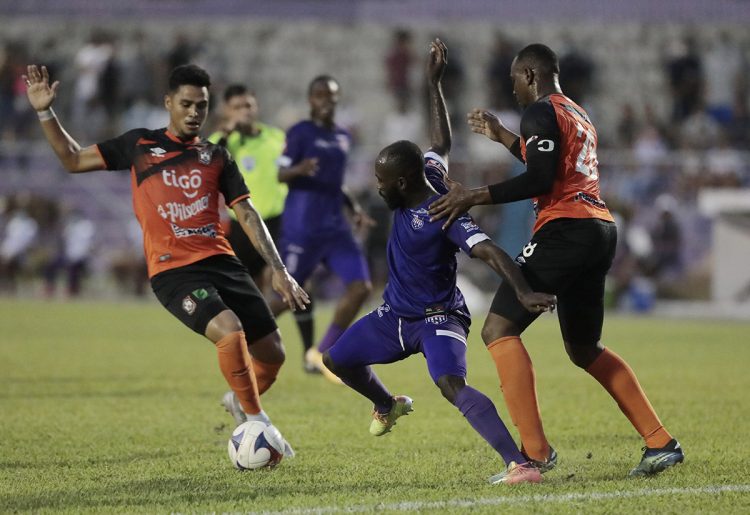 Águila sacó un punto en su visita a Chalatenango, tras empatar 0-0 con los duros del norte. Foto Guillermo Martínez.