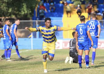 Municipal Limeño se impuso 2-1 a Isidro Metapán con goles colombianos
