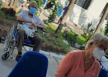 Pareja de adultos mayores asiste a vacunarse en Santa Tecla y agradece al Gobierno de El Salvador