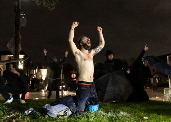 Desesperación en la vigilia por la muerte de otro joven negro a manos de la policía en EE.UU., pese a toque de queda en  Minneapolis