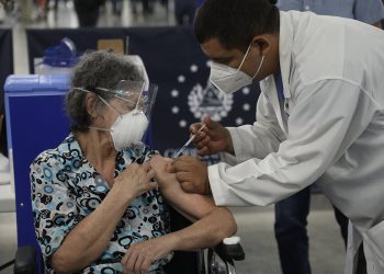 Diputados elogian Megacentro de Vacunación e inmunización que desarrolla el gobierno