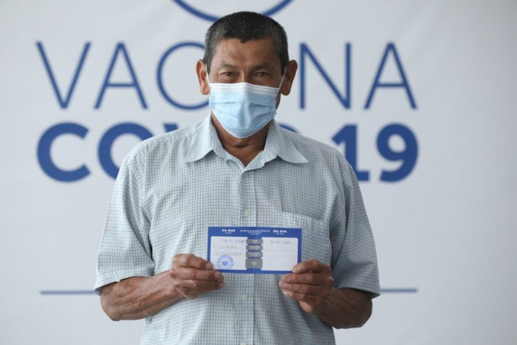 José Contreras, uno de los miles de adultos mayores que se dieron cita en el Megacentro de Vacunación del Hospital El Salvador. Foto: David Martínez