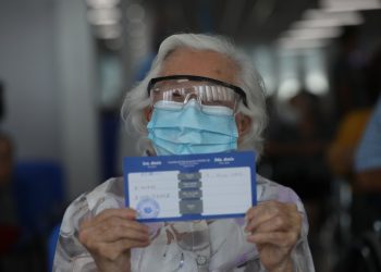 «Querido pueblo, vacúnense contra esa enfermedad que es de muerte, ayúdense a ustedes mismos»: Elena Salinas, beneficiaria de la vacuna anti-COVID en El Salvador
