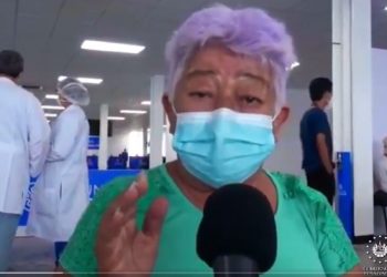 «Vale la pena. Vénganse a vacunar. Hagan su cita. Esto está bueno»: «Niña Lilian» recibe vacuna contra COVID-19