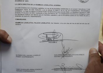 Asamblea da marcha atrás para entregar bono a los diputados y empleados que se van del parlamento