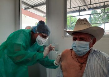 Pescadores y agricultores de la tercera edad acuden a vacunarse contra la COVID-19 en Conchagua