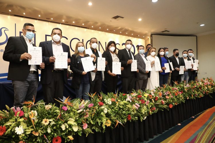 Los alcaldes electos recibieron su documentación hoy por la tarde en un hotel capitalino. /FOTO: Luis Umaña