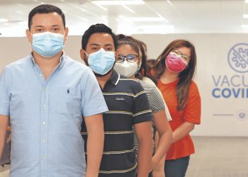 Estudiantes de medicina agradecen al presidente Bukele por haber sido vacunados contra la COVID-19