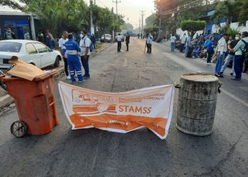 Sindicalistas protestan contra alcalde Ernesto Muyshondt por falta de combustible para brindar servicio de recolección de basura
