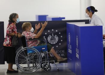 Adultos mayores de 90 años reciben su vacuna en el megacentro