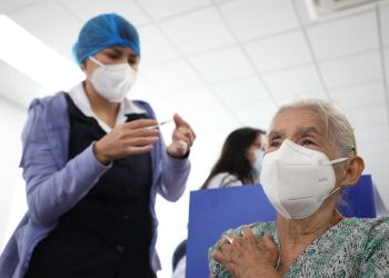 El Salvador mantiene el porcentaje más alto de vacunados en Centroamérica