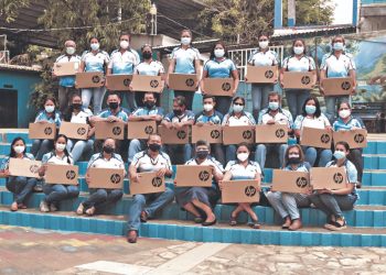 Docentes del C. E. San Francisco reciben computadoras