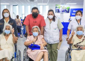 Tres hermanas de 74, 81 y 84 años recibieron la dosis contra la COVID-19 en el Megacentro de Vacunación