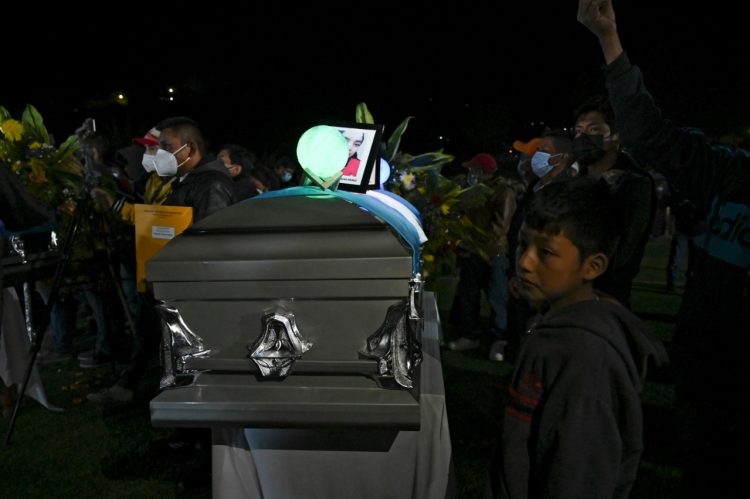 Familiares lloran por el ataúd de un migrante guatemalteco que fue encontrado asesinado junto a otras 18 personas en el estado de Tamaulipas, en el norte de México. Foto AFP.