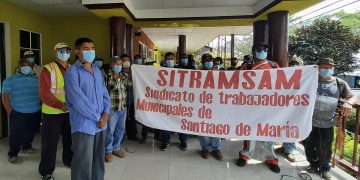 Empleados cierran el acceso a la alcaldía de Santiago de María