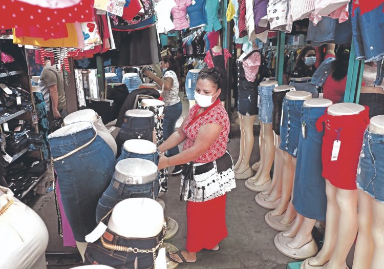 El sector informal comprende alrededor del 85 % de la economía del país, según datos 
proporcionados por el Gobierno actual. Foto: Diario El Salvador.