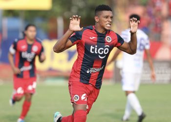 FAS está en órbita, tras un sufrido triunfo de 4-3 sobre Atlético Marte
