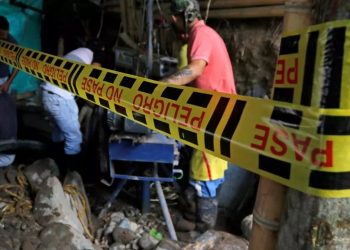 Brigadas recuperan los cuerpos de 11 mineros atrapados por inundación en Colombia