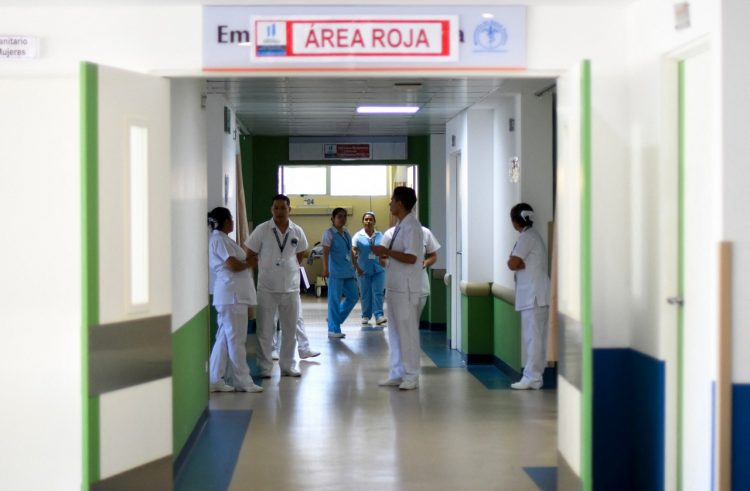 Sin camas. Salud informó que los hospitales llegaron al máximo de su capacidad y que la población acude de forma tardía a los centros de atención. Foto AFP.