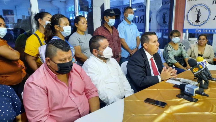 Los ex candidatos dicen que algunas personas pagaron al partido para ocupar sus lugares. / FOTO: Diario El Salvador
