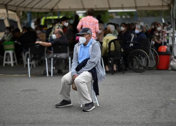 Guatemala, con escasez, promete dosis a docentes