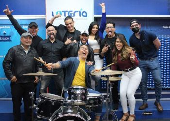 Los Redd aderezan con energía y música el sorteo de la lotería de beneficencia