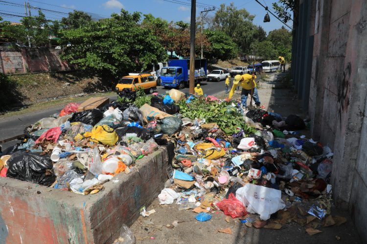 28 toneladas de basura fueron retirados por personal del MOP, en la residencial Villa Real, Cuscatancingo/Foto: Francisco Campos/DES.