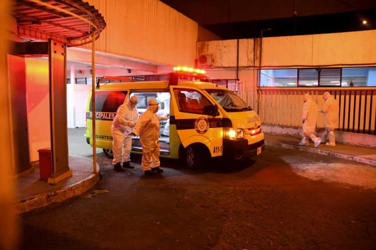 Emergencia. Los médicos están saturados con las atenciones no solo del virus, sino de accidentes. Foto cortesía.