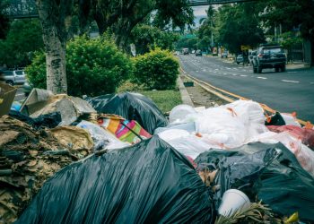 Bulevar Los Héroes en San Salvador luce abarrotado de basura
