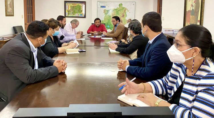 El equipo Ad Hoc. También recibió la propuesta de profesionales que apoyan el cambio a la Constitución. /FOTO: Cortesía