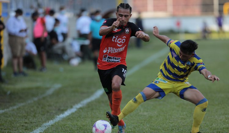 Águila no aprovechó su condición de local y permitió que el Municipal Limeño le sacara el empate de 1-1. Foto de Guillermo Martínez.
