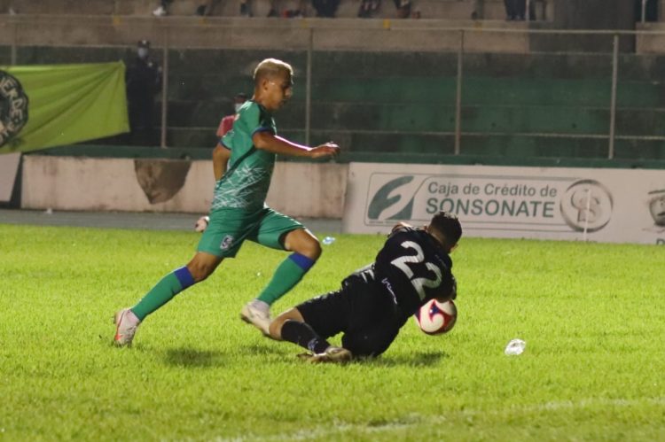 El Sonsonate sufrió una dura derrota esta noche de 5-2 a manos de Isidro Metapán. Foto de referencia de un juego anterior cortesía de Sonsonate.