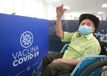 Adulto mayor de 106 años asiste al megacentro para su vacunación