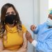 Directora del ISSS, Mónica Ayala, recibe su segunda dosis contra la COVID-19