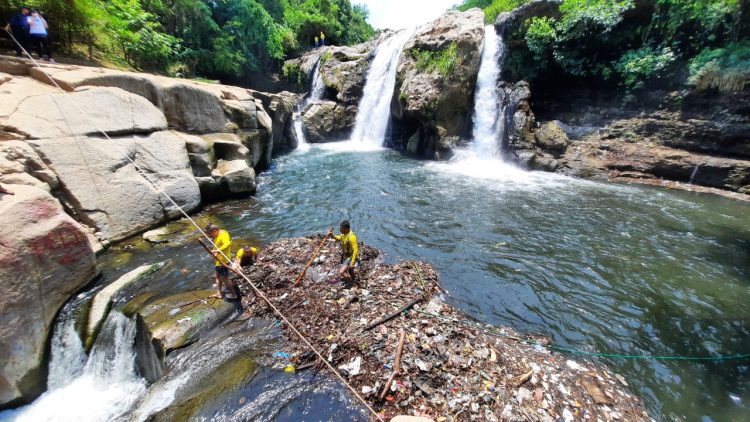 Reos limpian la cascada el Salto de Malacatiupán de Atiquizaya, Ahuachapán