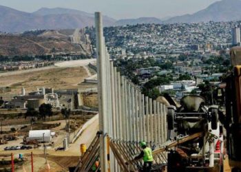 Pareja de granjeros muestra la travesía de migrantes cuando intentan pasar el muro de la frontera con EE. UU.