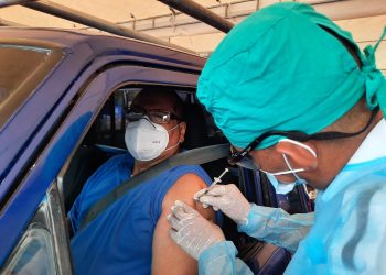 «Traeré a mi esposa a que viva esta experiencia de vacunarse en el carro», Reinaldo Rivas, beneficiario del autoservicio de vacunación anticovid-19