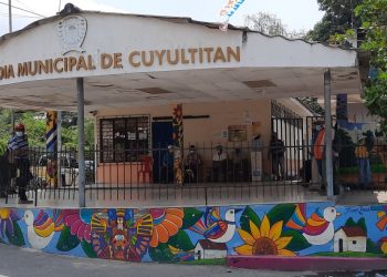 Empleados cierran alcaldía de Cuyultitán para exigir pago de salario