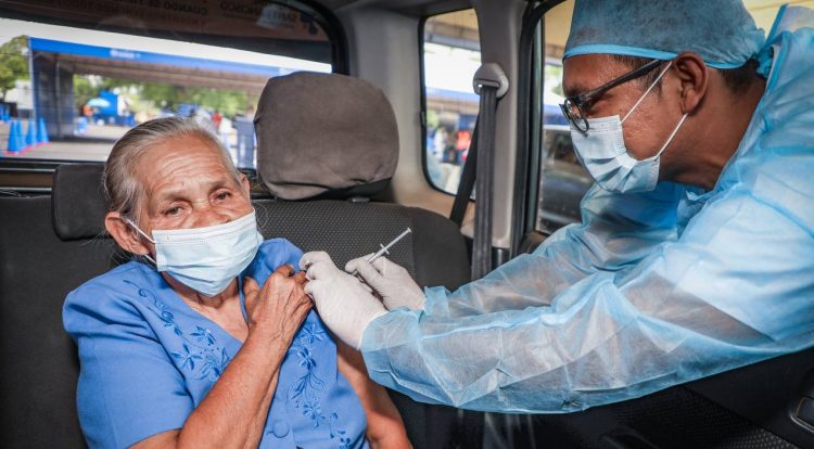 Centros de vacunación en autoservicio  pueden atender hasta 300 personas por día. Foto: Diario El Salvador.