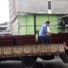 Empleados sacan curules viejas de la Asamblea Legislativa