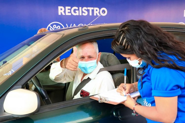 El proceso de vacunación contra la COVID-19 en modalidad autoservicio tarda en promedio 15 minutos.