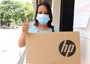 Docentes y directores de La Libertad reciben computadoras