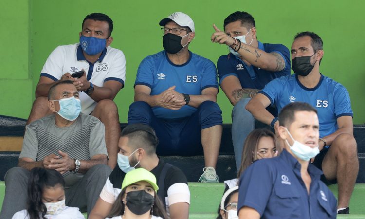 Hugo Pérez y su cuerpo técnico en el estadio Las Delicias, durante el juego entre Santa Tecla y Águila. Foto Guillermo Martínez/DES