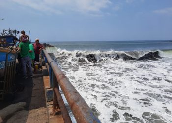 Persiste fuerte oleaje en playas de La Libertad